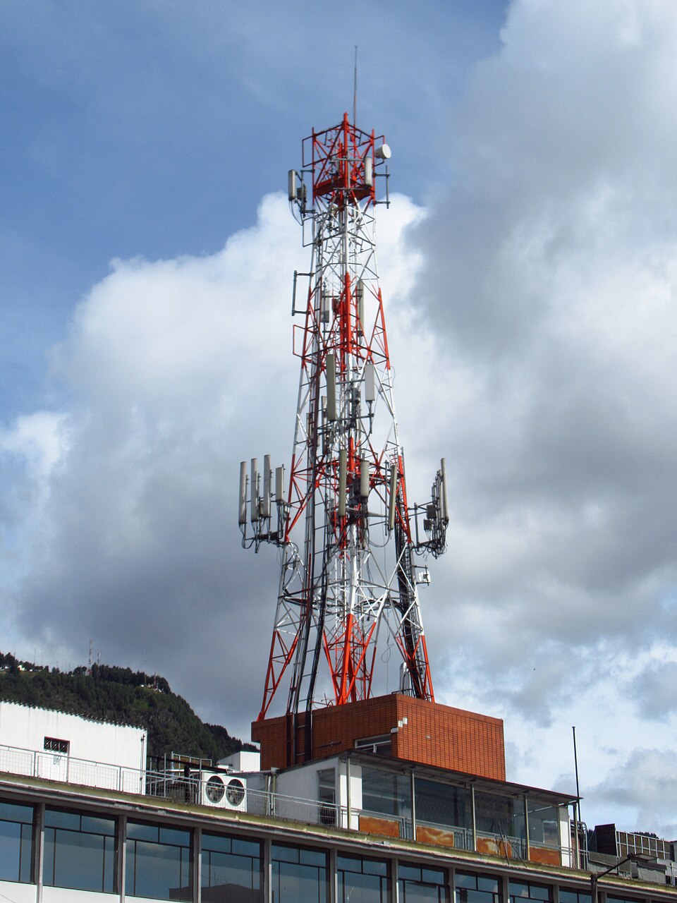 Antena de telecomunicações em um edifício de Bogotá em 2019