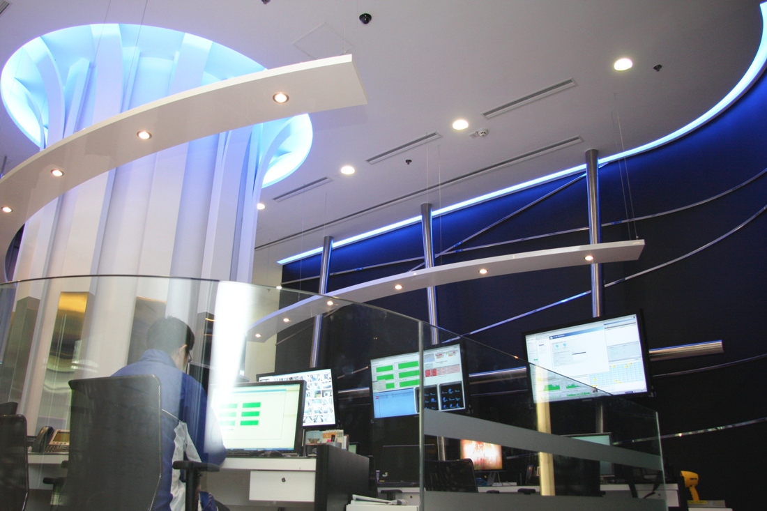 Centro de operaciones de red de Cyberport en Hong Kong, fotografía de archivo de 2008; no muestra sistemas del programa de TM Forum