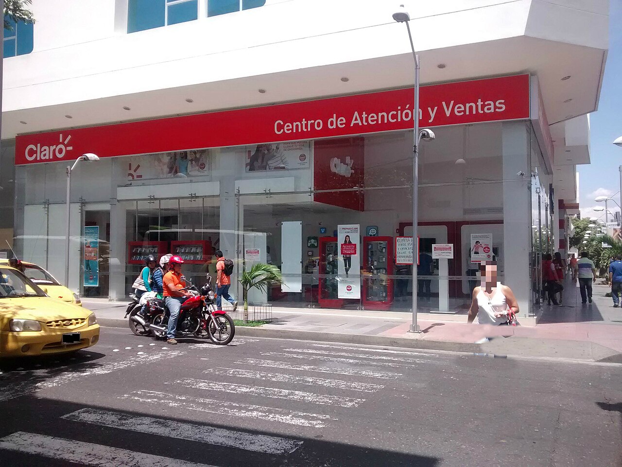 Fachada de uma unidade comercial da Claro em Cúcuta, Colômbia, fotografada em 2014