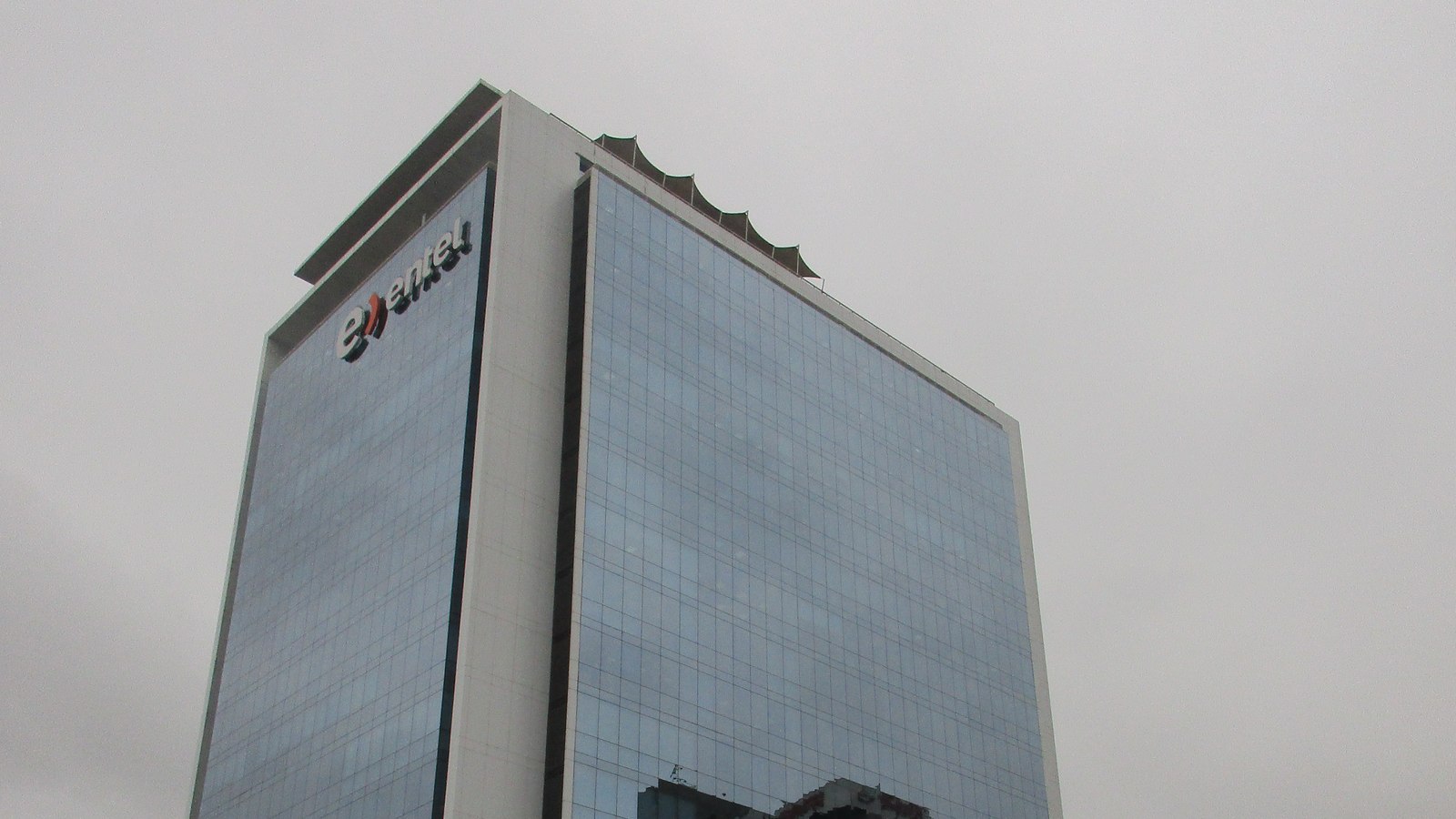 Edificio de Entel Perú en Lima, fotografiado en 2017