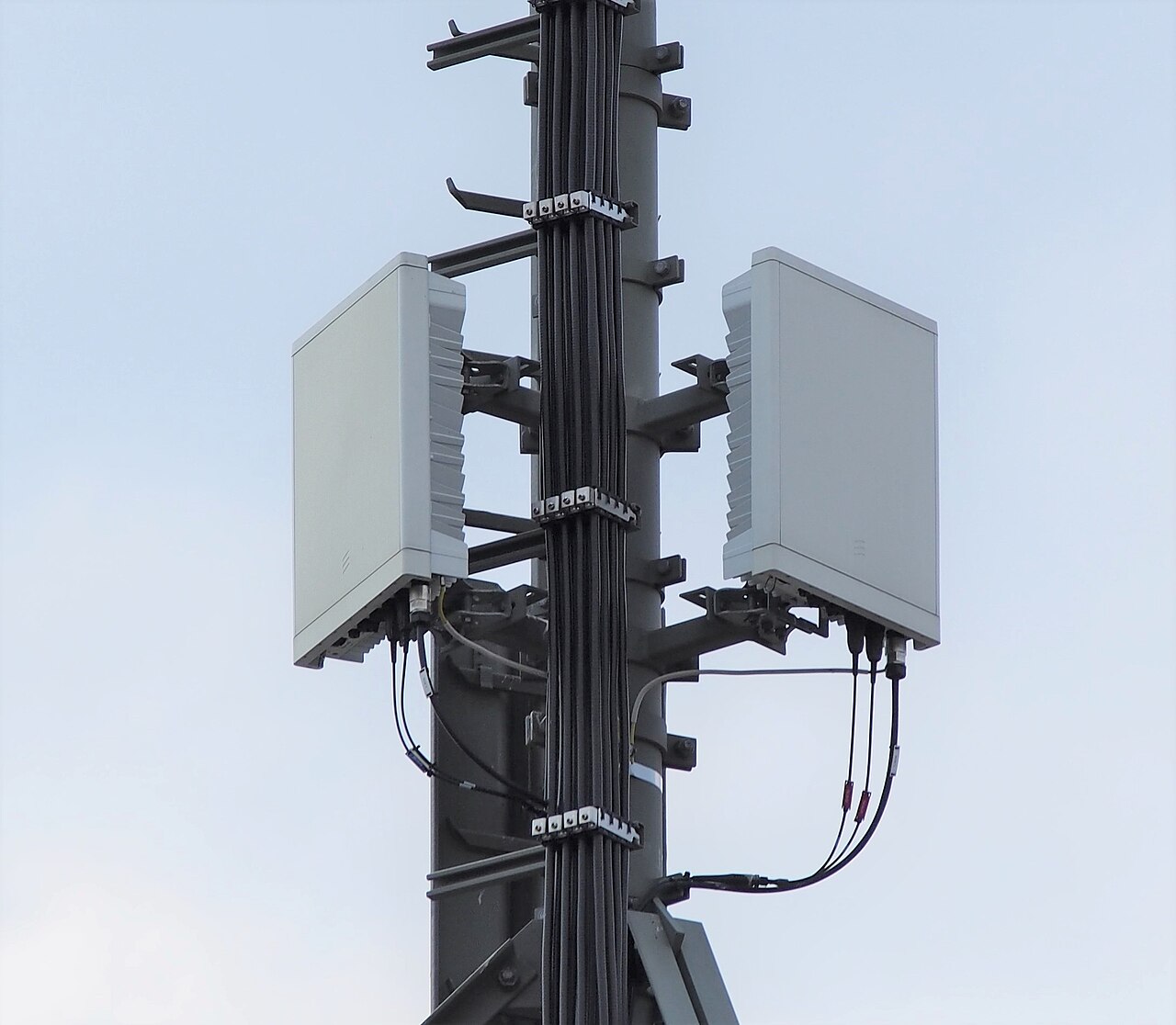 Antenas activas Ericsson 5G en Zúrich en 2023, foto de archivo