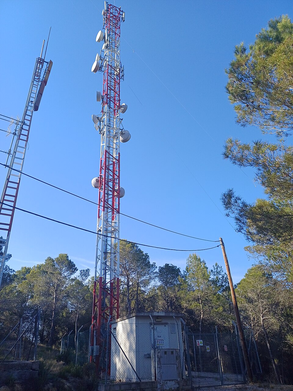 Antena de telefonía móvil fotografiada en España en 2024