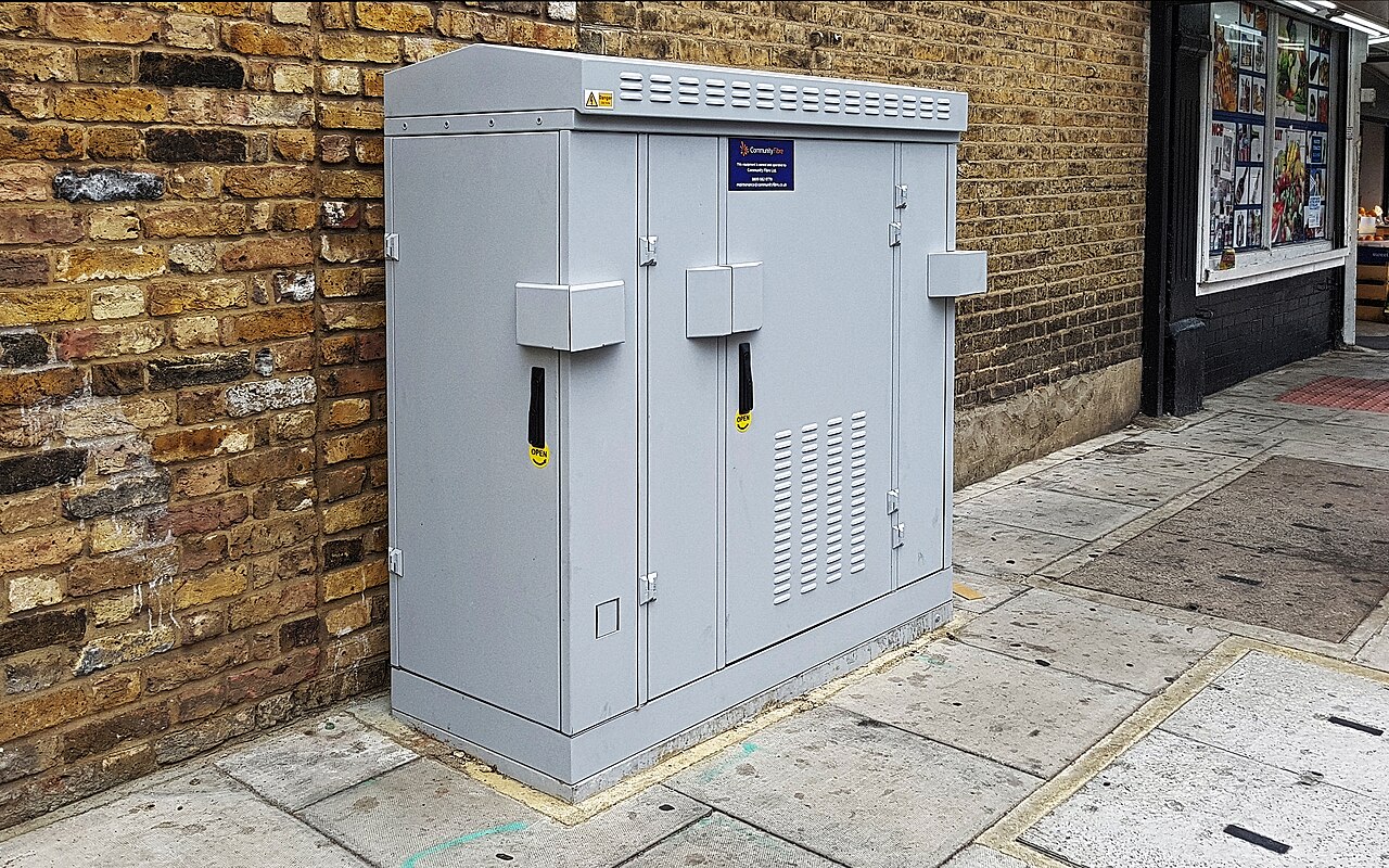 Armario de distribución de fibra de Community Fibre en Londres, 2022