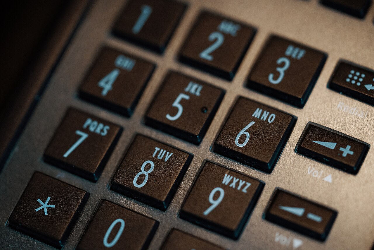 Fotografia real de perto de um teclado telefônico de 2019