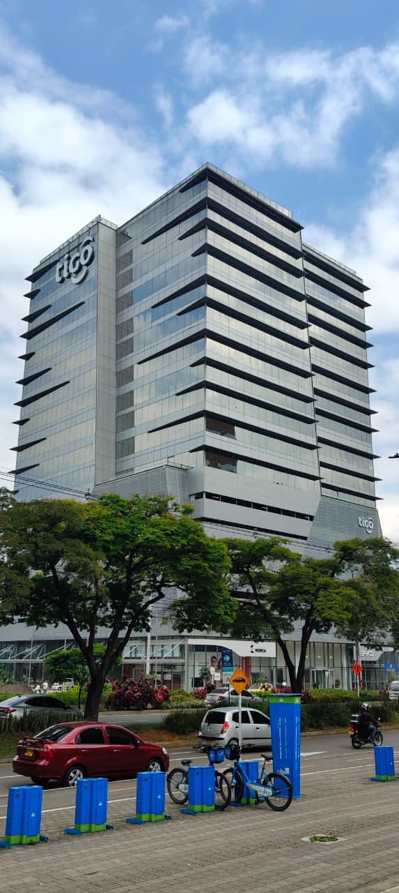 Edifício da Tigo em Medellín fotografado em março de 2026